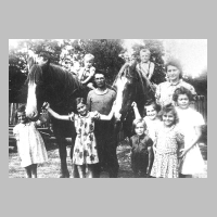 080-0079 Die Familie Lunkowski aus Pregelswalde. Auf den Pferden die Soehne Udo und Helmut.jpg